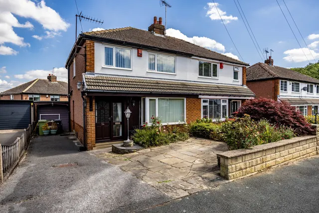 3 bedroom house, Oaklands Drive, Huddersfield