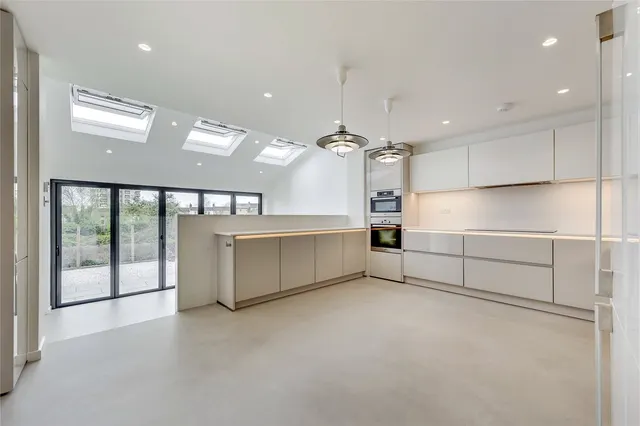 Pittville Gardens, London, SE25, photo 1