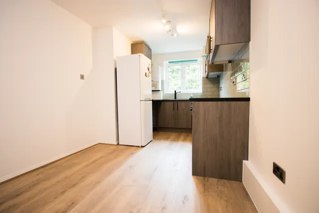 1 bedroom flat — Streamside Close, N9