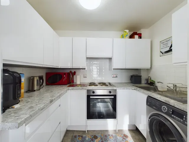Feltham Road, Ashford, TW15, photo 3