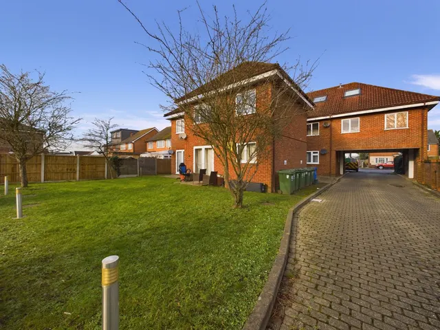 Feltham Road, Ashford, TW15, photo 1