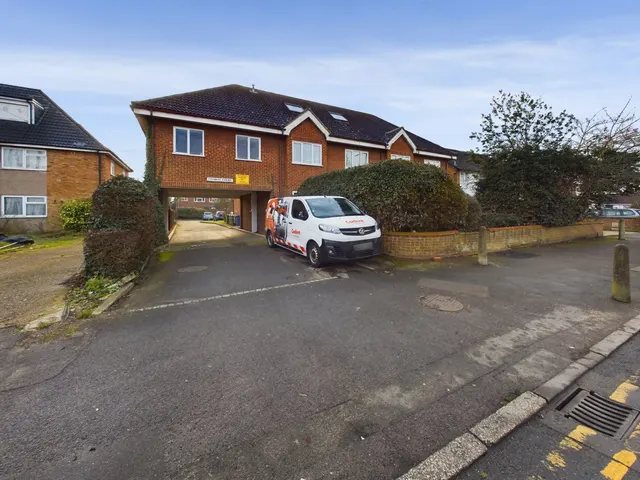 Feltham Road, Ashford, TW15, photo 2