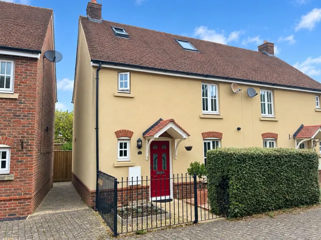 Acorn Gardens, Burghfield Common, RG7, photo 1