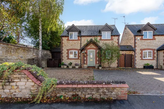 High Street, Potterspury, NN12, photo 1