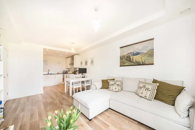 Knaresborough Drive, SW18, photo 1