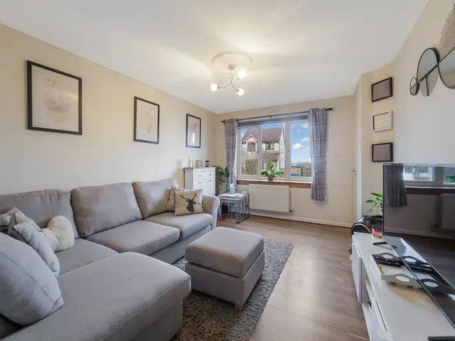 Photo 2 — Helmsdale Drive, Paisley, Renfrewshire, PA2