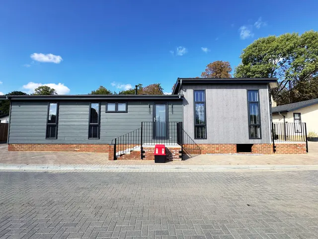 Weybridge Park Estate Weybridge Road, Addlestone KT15 2RF, photo 1