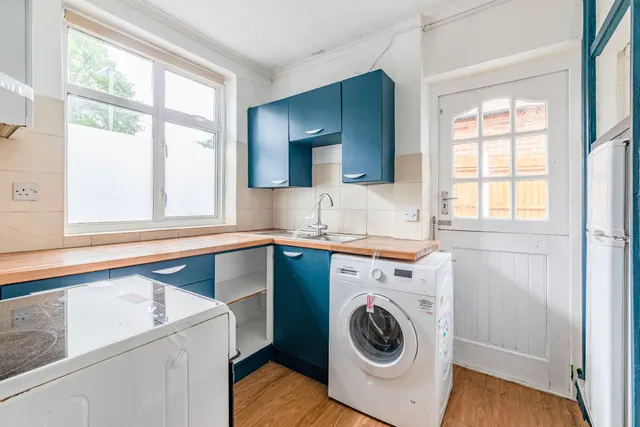 Floyds Lane, Woking, GU22, photo 2