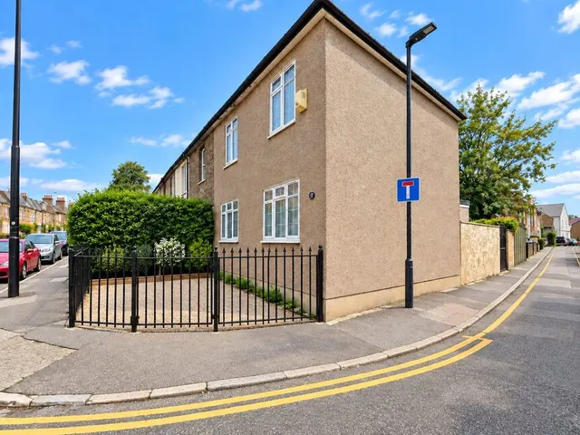 Old Dover Road, London, SE3, photo 1