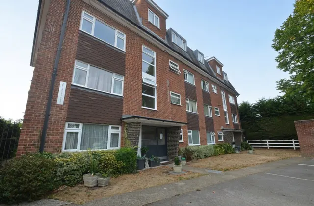Thames Side, Staines-upon-Thames, photo 1