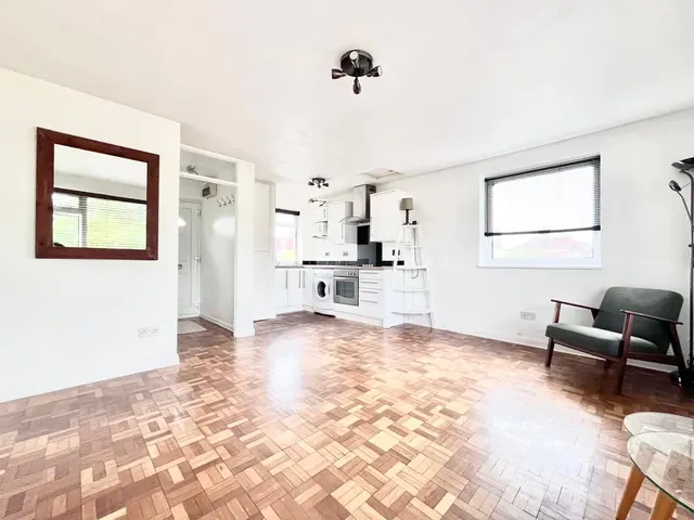 Kneller Road, Twickenham, TW2, photo 3
