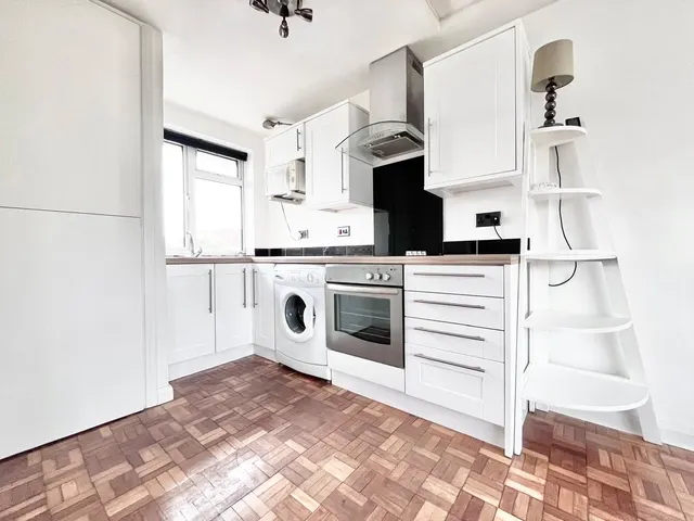Kneller Road, Twickenham, TW2, photo 2
