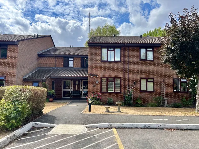 Tarragon Drive, Guildford, GU2, photo 1