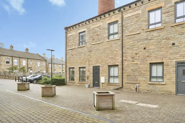 Dyehouse Walk, Yeadon, Leeds, photo 1