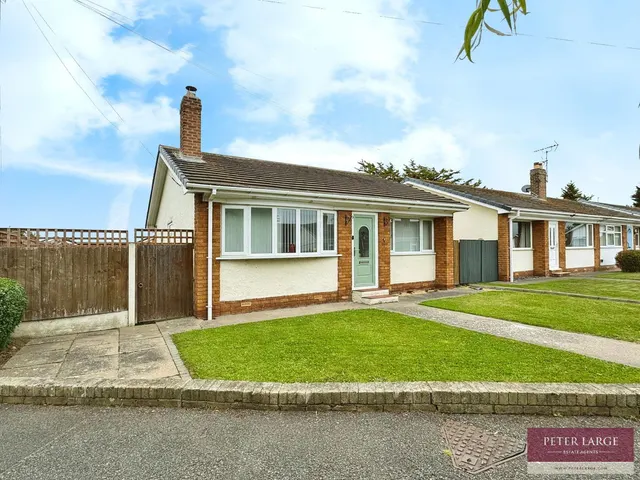 Pinetree Walk, Rhyl, Denbighshire, LL18 3SB, photo 1