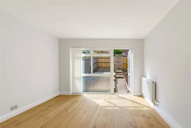 Gideon Road, London, SW11, photo 2
