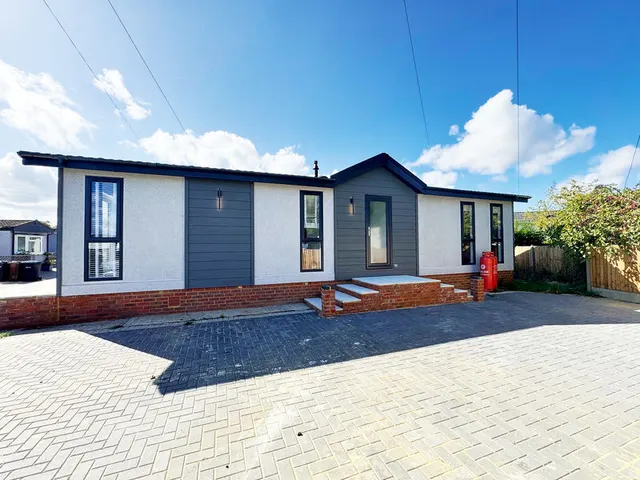 Weybridge Park Estate Weybridge Road, Addlestone KT15 2RF, photo 1