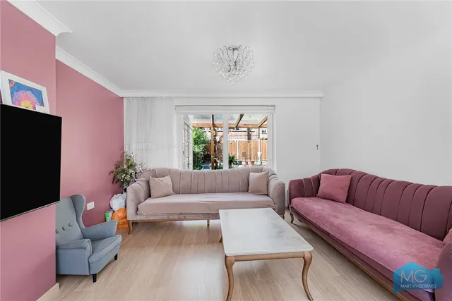 Moat Crescent, London, N3, photo 3