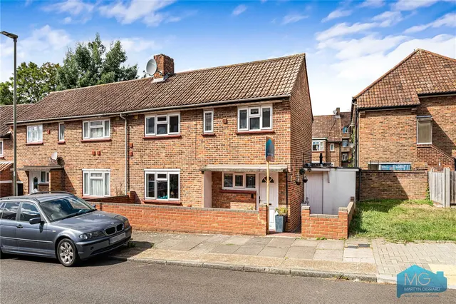 Moat Crescent, London, N3, photo 1