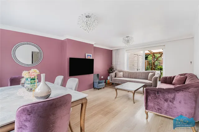 Moat Crescent, London, N3, photo 2