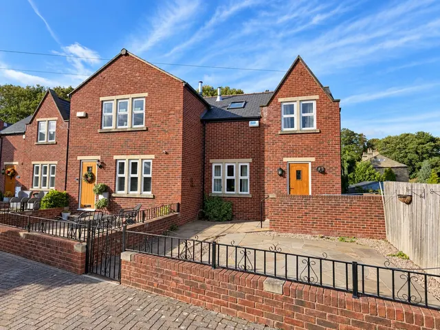 St Johns Close, Cleckheaton, BD19, photo 1