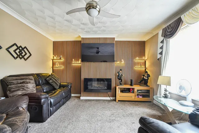 Oaksey Road, Swindon, SN2, photo 3