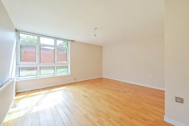 75 Woking Close, London, photo 1