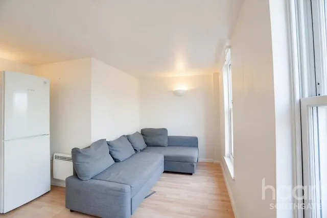 Silver Street, Enfield, EN1, photo 2