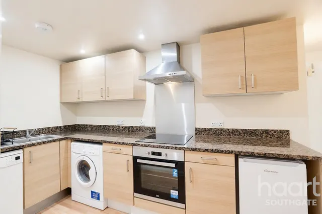Silver Street, Enfield, EN1, photo 3