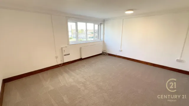 Sandown Close, Hounslow, TW5, photo 2
