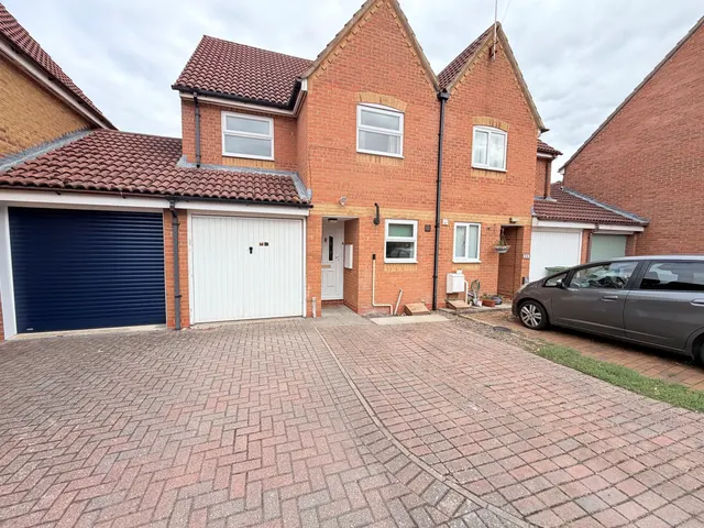 Darent Place, DIDCOT, photo 1