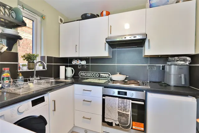 Perleybrooke Lane, Goldsworth Park, GU21, photo 3