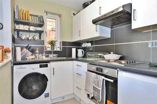 Perleybrooke Lane, Goldsworth Park, GU21, photo 2