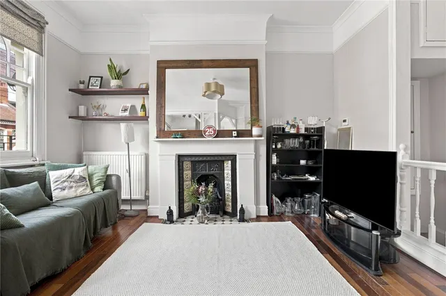 Photo 3 — Dafforne Road, London, SW17