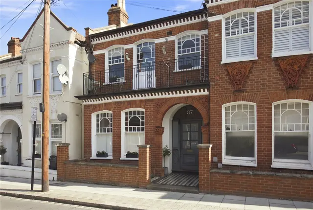 2 bedroom flat — Dafforne Road, London, SW17