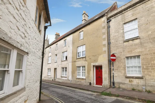 The Green, Calne, photo 1
