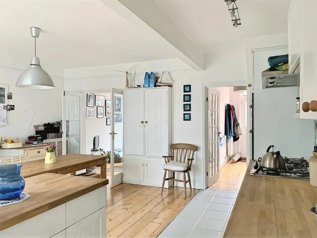 Albert Road, Cowes, PO31, photo 3