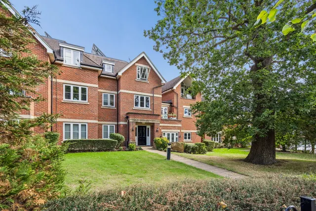 Brookdene Drive, Northwood, HA6, photo 1