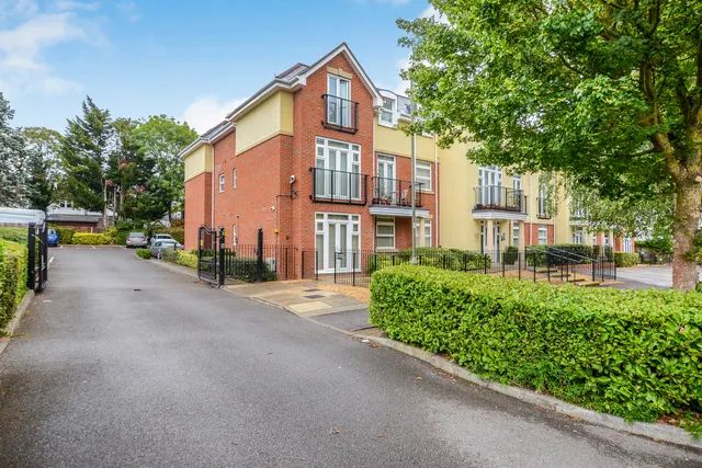 Stonegrove, Edgware Fees Apply, HA8, photo 1