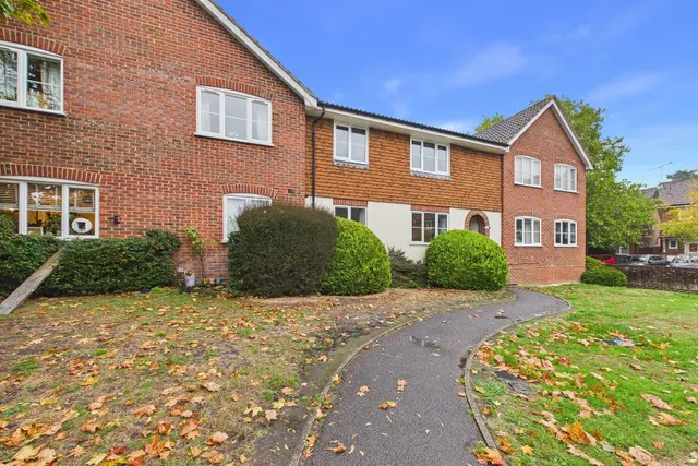 Laird Court, Bagshot, GU19, photo 1