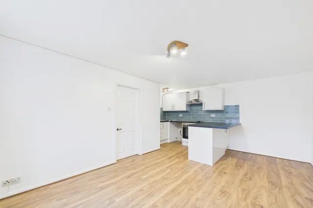 Laird Court, Bagshot, GU19, photo 3