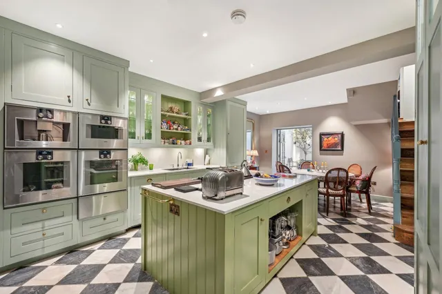 3 bedroom house — Billing Road, Chelsea, London, SW10 9UJ