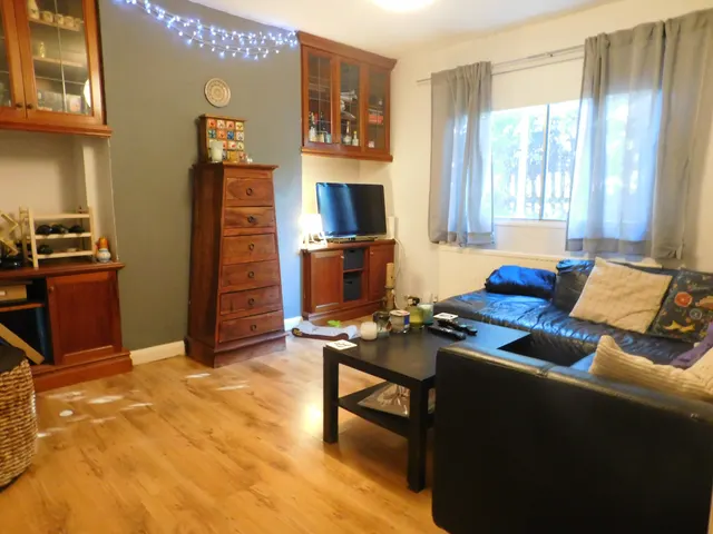 Ealing Road, Brentford, TW8, photo 1
