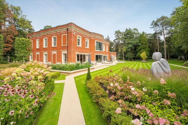Old Avenue, St George's Hill, KT13, photo 1