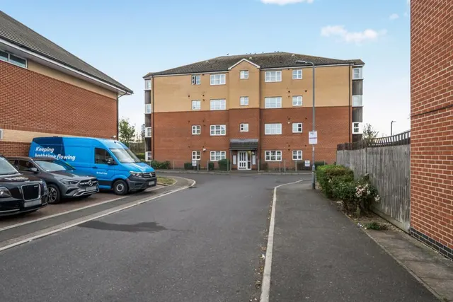 Sir Robert Mews, Slough, SL3, photo 1
