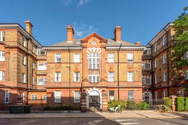 London, SW18, photo 1