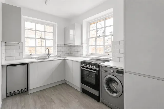 Bridge Street, Leatherhead, KT22, photo 2