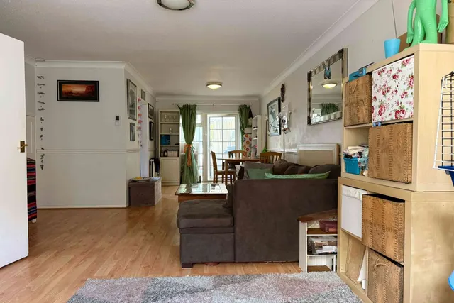 Trenchard Close, Hersham, KT12, photo 2