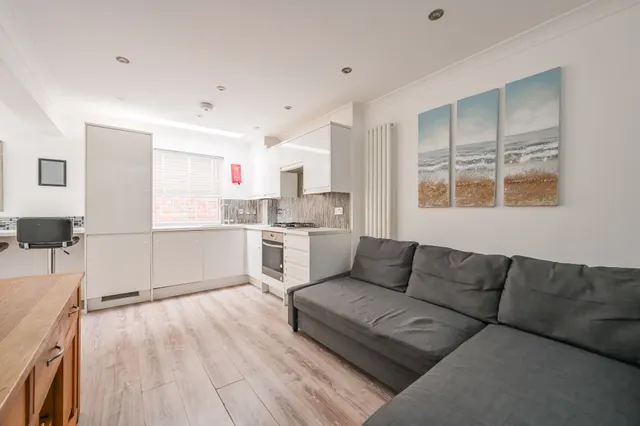 Photo 3 — Flat D, 10 High Road, London