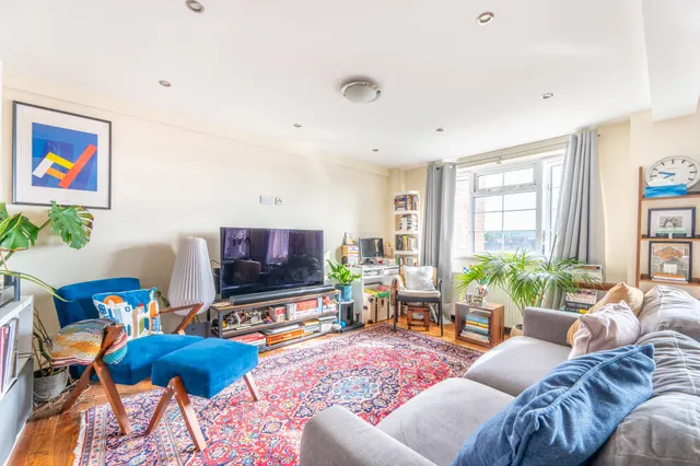 Photo 2 — 34 Ashford Court, Ashford Road, London